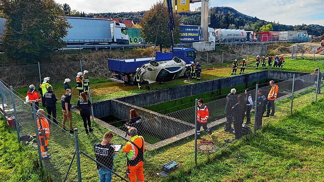 Bergungsarbeiten nach tragischem Unfall am Regenrückhaltebecken beim Zoll Bietingen.
