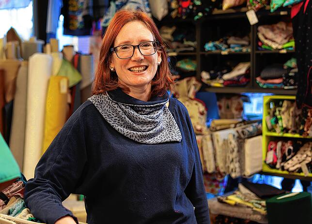 Alexandra Mäurer vom „Kinderstoffzimmer“ in der St. Johannis-Straße freut sich über Kunden, die das Geschäft gesichert haben.