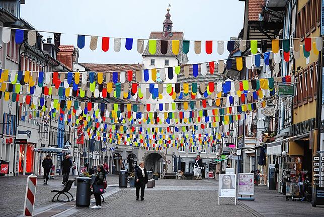 Bild 5: Kaiserstraße im Narrenkleid: Fasnachtsbändel bringen trotz Corona Fröhlichkeit in die Waldshuter Altstadt