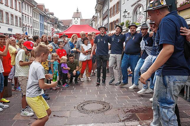 Ausgelassenr denn je: Die Junggesellen 1468 Waldshut haben nach zwei Jahren Corona-Pause das Tanzen des Male-Walzers nicht verlernt.