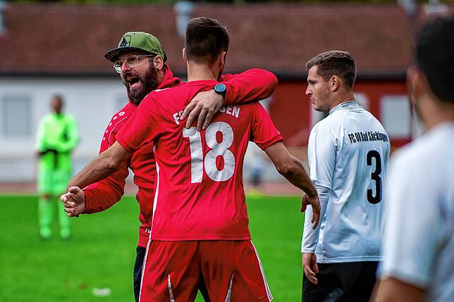 Erleichtert: Trainer Christian Forgione vom FC Grießen drückt Tobias Axler nach dem Sieg beim FC 08 Bad Säckingen.