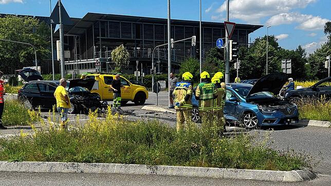 Am Montag, 24. Juni, kommt es am Mittag zur Kollision zweier Fahrzeuge auf der Kreuzung. Auch am Morgen hat es hier schon einen Unfall ...