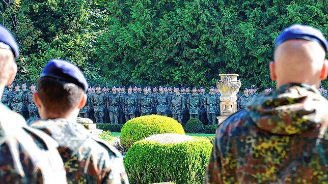 215 Soldaten des Jägerbataillons 292 werden am Freitagvormittag im Donaueschinger Schlosspark für ihren Einsatz im Kosovo verabschiedet.