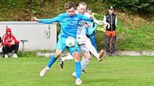 Selbst beschenkt: Tim Birkenheier (vorn, gegen Stefan Steinebrunner) brachte den SV Buch beim 2:1-Sieg gegen den FC Schönau mit einem ...