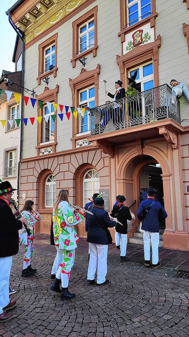 Bild 18: Närrisches Treiben beim Schließen von Rathaus und Banken