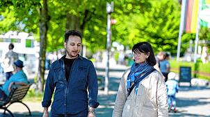 Ibrahim Narinerzincanli (links) und Anita Speth (rechts) spazieren am Ufer entlang und unterhalten sich zum Deutschüben. Sie beteiligen ...