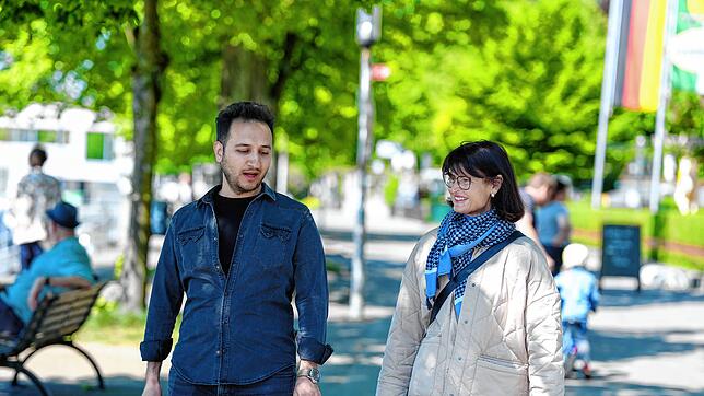 Ibrahim Narinerzincanli (links) und Anita Speth (rechts) spazieren am Ufer entlang und unterhalten sich zum Deutschüben. Sie beteiligen ...