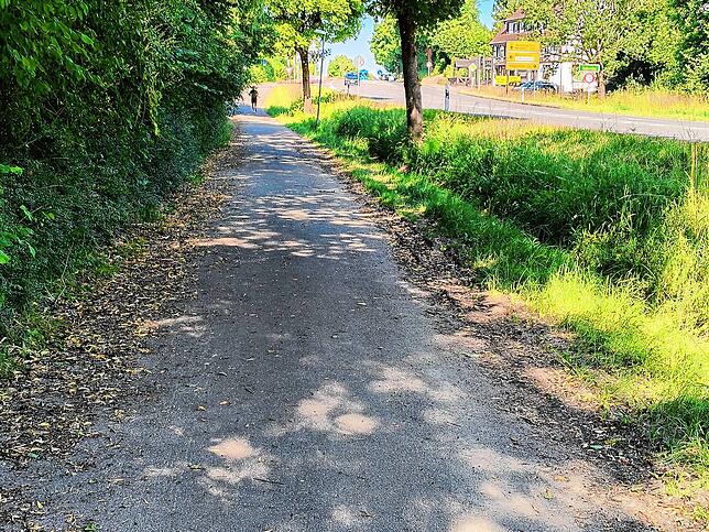 Wieder so löchrig und kaputt wie vor dem Starkregen: Der Geh- und Radweg an der B33 ist nach wie vor ein wahres Dorado für Schlagloch-Fans.