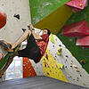 Hier sind Beweglichkeit und Athletik gleichermaßen gefragt: Axel Fahr in Aktion an einer Boulderwand im Kletterwerk Radolfzell. Am ...