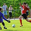 Wieder hier im Revier: Tim Siegin, hier vor zwei Jahren im Bezirksliga-Duell gegen den Laufenburger Schlussmann Fatih Er, ist wieder ...