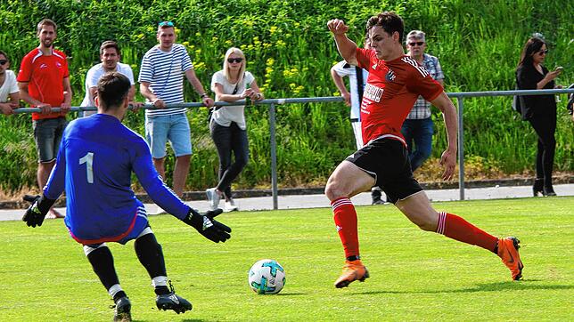 Wieder hier im Revier: Tim Siegin, hier vor zwei Jahren im Bezirksliga-Duell gegen den Laufenburger Schlussmann Fatih Er, ist wieder ...