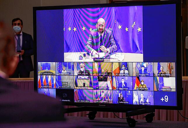 Ein Bildschirm am Sitz des Europäischen Rates zeigt Charles Michel (oben), Präsident des Europäischen Rates, und die weiteren Teilnehmer ...