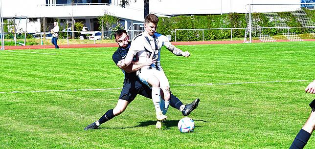 Warten auf den ersten Sieg: Timo Glattacker (vorn, gegen Andreas Gergert vom FC Wehr) will am Sonntag, 15 Uhr, mit dem FC Wittlingen ...