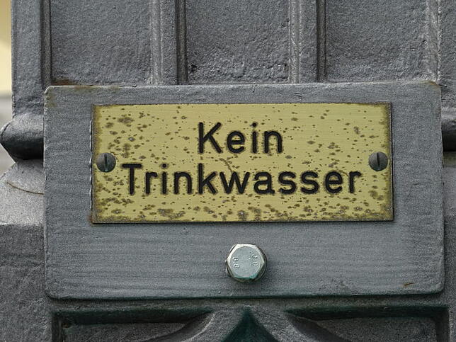 Weil das Wasser in den städtischen Brunnen nicht aus der Trinkwasserleitung kommt und deshalb nicht regelmäßig untersucht wird, sollte ...