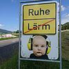 Mit Schildern versucht der Landkreis die Verkehrsteilnehmer zu sensibilisieren. Bild: Sebastian Barthmes