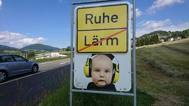 Mit Schildern versucht der Landkreis die Verkehrsteilnehmer zu sensibilisieren. Bild: Sebastian Barthmes