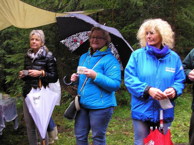 Susi Tritschler, Hubertshofens Ortsvorsteherin Monika Winterhalder und Martina Fesenmeyer hören dem kleinen Freiluft-Dialog zu.