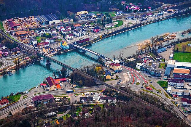 Auch am deutsch-schweizerischen Grenzübergang in Waldshut ist es still. Die beiden Brücken verbinden Waldshut-Tiengen und die Schweizer ...