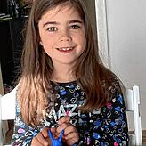 Mona (7) aus Nürnberg, die bei ihrer Oma in Volkertshausen von „Frag mal nach!“ erfuhr.