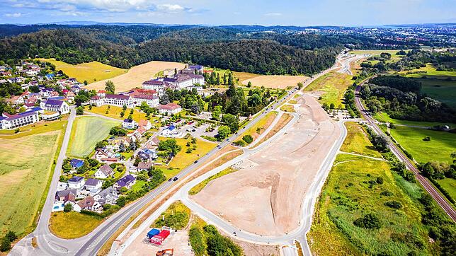 Blick auf das Baufeld des Hegne-Tunnels: Der B33-Ausbau aus der Luft, aufgenommen mit der Drohne im Juni 2022.