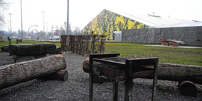 Ziemlich nah: Der Grillplatz und die Flüchtlingsunterkunft auf Klein Venedig. Erst Ende Mai soll die Leichtbauhalle ersetzt sein.