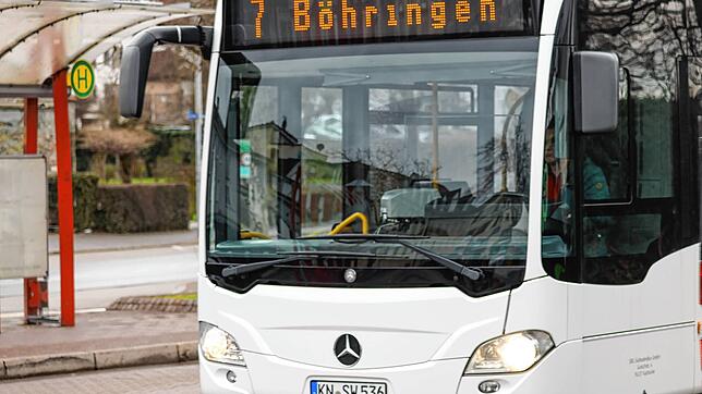 Der Stadtbus der Linie 7 verlässt den Busbahnhof in Radolfzell in Richtung Böhringen. Zufrieden waren vielen mit dem Angebot nicht. ...