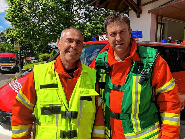 Die Feuerwehr ist in Öhningen seit über elf Stunden im Einsatz. Im Bild Einsatzleiter Jochen Wiedenbach und Gesamtkommandant Thomas Renz