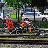 An ihnen liegts nicht: Bahn-Mitarbeiter arbeiten in Singen auf Hochtouren an der Beseitigung der Schäden.