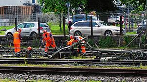 An ihnen liegts nicht: Bahn-Mitarbeiter arbeiten in Singen auf Hochtouren an der Beseitigung der Schäden.