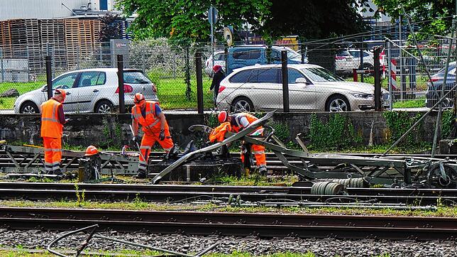 An ihnen liegts nicht: Bahn-Mitarbeiter arbeiten in Singen auf Hochtouren an der Beseitigung der Schäden.