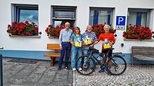 Rickenbachs Bürgermeister Dietmar Zäpernick zeichnete mit Sabine Lüttin, Werner Reckendrees und Stefan Schmid (von links) drei stolze ...