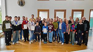 Fred Thelen (von rechts, hintere Reihe), Juliane Brenke, Ralf Däubler und Oliver Weinrich mit den sichtlich stolzen, geehrten anwesenden ...