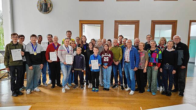 Fred Thelen (von rechts, hintere Reihe), Juliane Brenke, Ralf Däubler und Oliver Weinrich mit den sichtlich stolzen, geehrten anwesenden ...