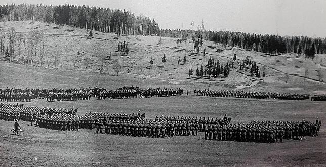 Bild 2: Paraden, Panzer und Party im Sperrgebiet – das ist die Geschichte des militärischen Bettenbergs