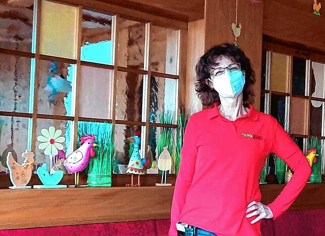 Mitarbeiterin Simonia Peter steht zuversichtlich vor der Sitzbank im „ChickNick‘s“ Restaurant. Trotz hartem Lockdown ...