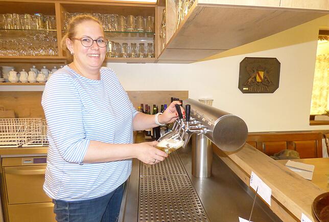 Natalie Kraus-Litzki vom Landgasthaus Zollerstuben in Bermatingen hat ihre Preise bereits leicht angepasst, unter anderem wurde das Bier ...