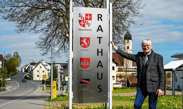 Elmar Braun am Schild vor dem Rathaus in Maselheim: Im Mai endete seine Amtszeit. Zu tun hat der 67-Jährige aber noch allerhand.