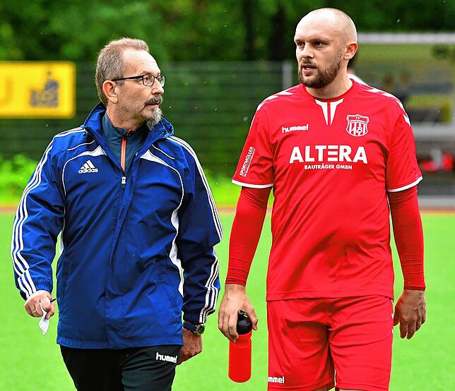 Rechte Hand: Im Spieljahr 2021/22 unterstützte Sergej Triller (rechts) bei der U23 des FV Lörrach-Brombach den Interimstrainer Hanspeter ...