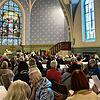 Anlässlich des Festgottesdienstes zur Eröffnung der Vesperkirche sitzen die 160 Gäste an gedeckten Tische in der Lutherkirche.