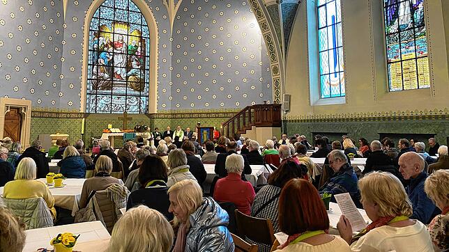 Anlässlich des Festgottesdienstes zur Eröffnung der Vesperkirche sitzen die 160 Gäste an gedeckten Tische in der Lutherkirche.