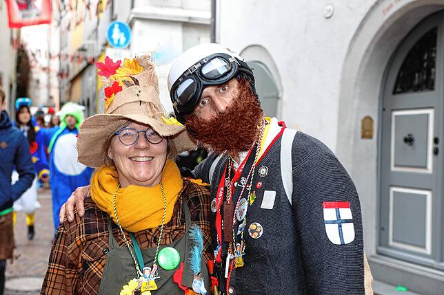 Bild 4: Buntes Treiben in den Gassen &ndash; Narren erobern bei der Straßenfastnacht die Stadt