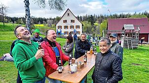 Fröhliche Vatertagsidylle – wie hier in den vergangenen Jahren am Breitbrunnen in Unterkirnach – lockt die Menschen auch am 9. Mai ...