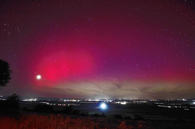 Auch über der Baar tauchen die Polarlichter den Himmel in ein Farbenmeer.