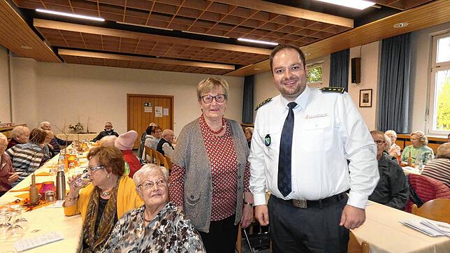 Gisela Strittmatter mit Kreisbrandmeister Dominik Rotzinger. Bild: Doris Dehmel