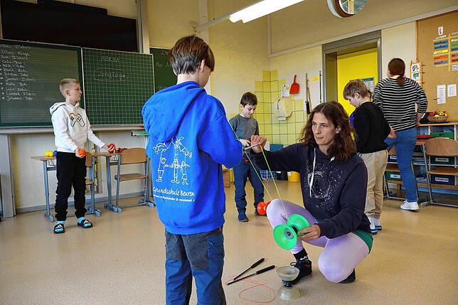 Beim Jonglieren braucht es Durchhaltevermögen und viel Übung. Zirkuspädagogin Bente Metz zeigt einem Schüler gerade einen neuen Trick ...