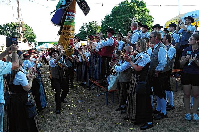 Bild 9: Bilder vom Sternmarsch und Fahneneinmarsch zum 175-jährigen Bestehen der Musikkapelle Ailingen
