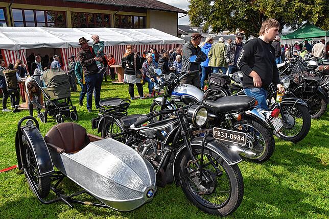 Bild 20: Oldtimer, Schlachtplatte, Musik: So war das Herbstfest in Orsingen