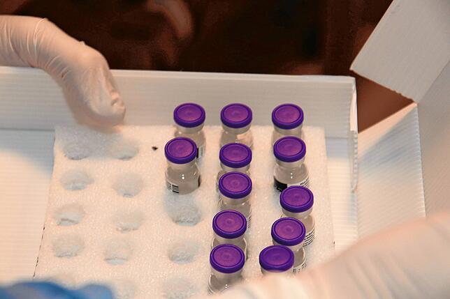 So sehen die Ampullen mit dem Impfstoff von Biontech/Pfizer zum Schutz vor der Coronavirus-Infektion Covid-19 aus. Im Wutöschinger ...