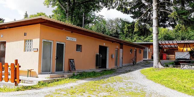 Auf das Dach dieses Waschhauses beim Bruderhofer-Campingplatz will der neue Besitzer eine Terrasse bauen.