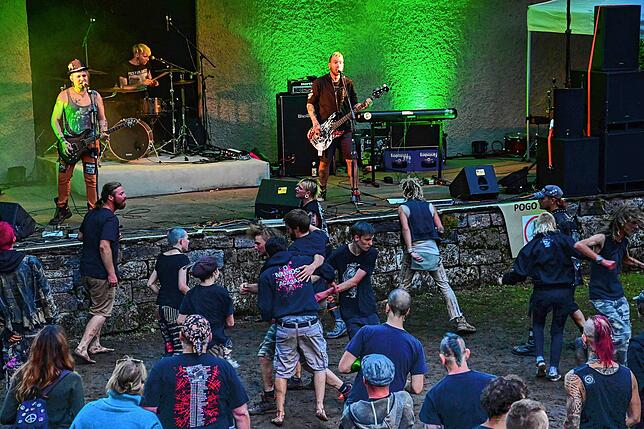 Insgesamt zehn Bands sorgen für eine tolle Stimmung und dafür, dass die Besucher ausgelassen feiern können. Im Bild die Berliner Band ...